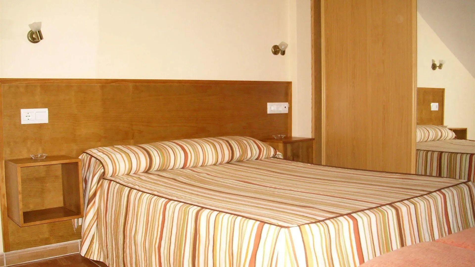 Apartamentos Maria Del Carmen Torremolinos 0*,  Spanje